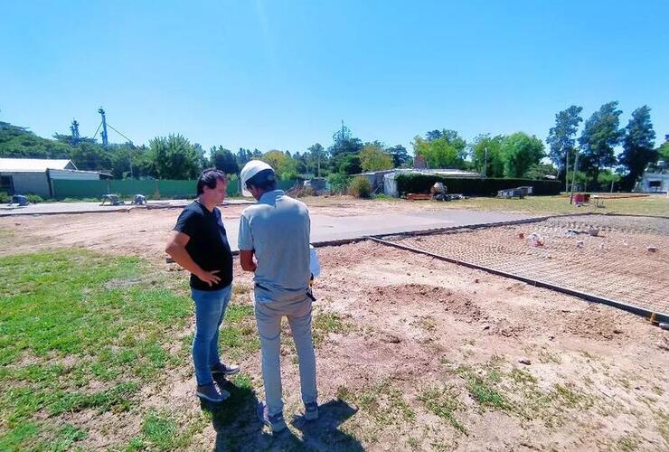 El presidente comunal Esteban Ferri visitó el inicio de obra.