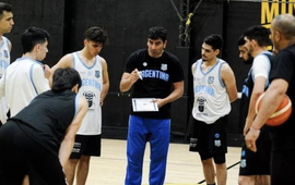 Imagen de Le&oacute;n Di Bernardo, de C.A.U., volvi&oacute; a ser convocado y se entrena con la Selecci&oacute;n Argentina de b&aacute;squet silencioso.