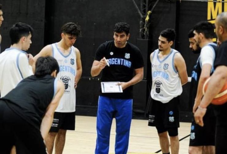 Imagen de León Di Bernardo, de C.A.U., volvió a ser convocado y se entrena con la Selección Argentina de básquet silencioso.