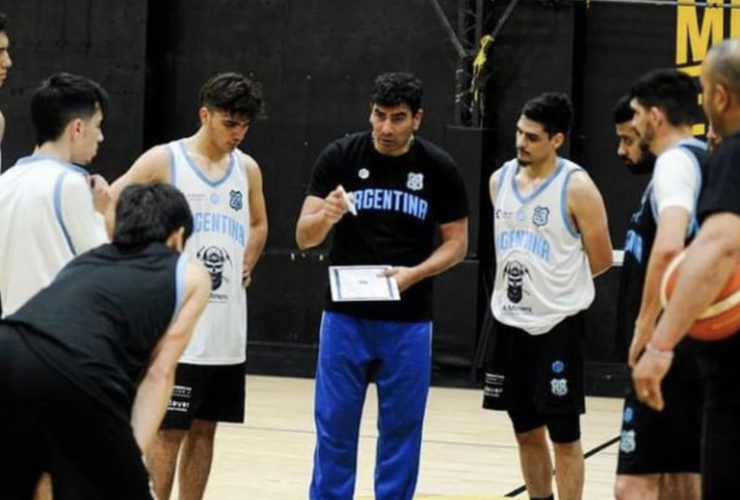Imagen de Le&oacute;n Di Bernardo, de C.A.U., volvi&oacute; a ser convocado y se entrena con la Selecci&oacute;n Argentina de b&aacute;squet silencioso.