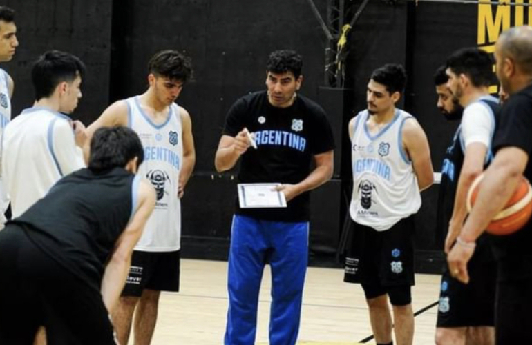 Imagen de León Di Bernardo, de C.A.U., volvió a ser convocado y se entrena con la Selección Argentina de básquet silencioso.