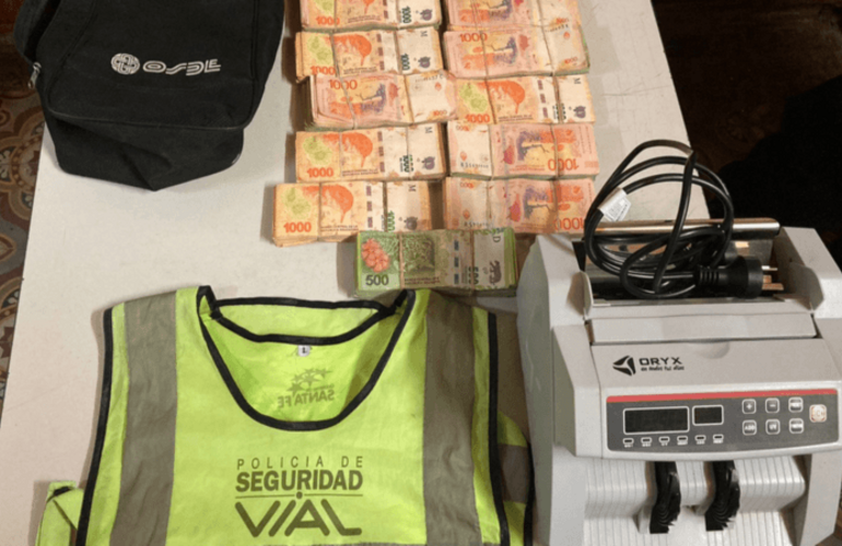 El dinero secuestrado en el peaje de General Lagos a tres ocupantes de una Amarok Azul.