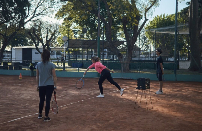 Imagen de El tenis de Unión se prepara con los horarios de entrenamiento de la escuelita.