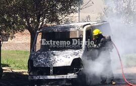Imagen de Veh&iacute;culo se prendi&oacute; fuego y las p&eacute;rdidas fueron totales