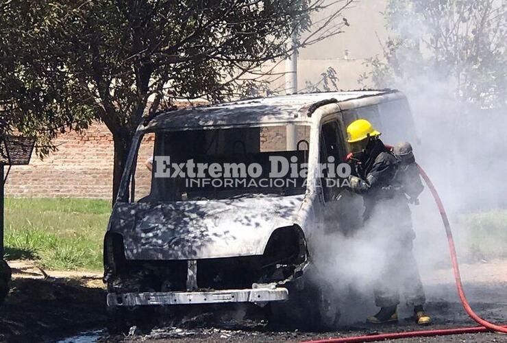 Imagen de Vehículo se prendió fuego y las pérdidas fueron totales