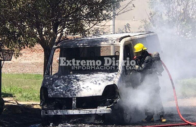 Imagen de Veh&iacute;culo se prendi&oacute; fuego y las p&eacute;rdidas fueron totales