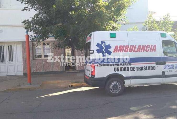 La ambulancia frente a la oficina local en Belgrano al 400