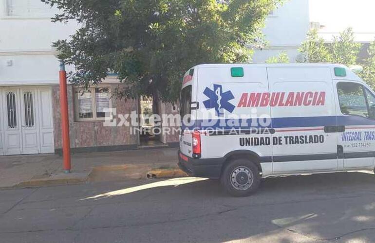 La ambulancia frente a la oficina local en Belgrano al 400