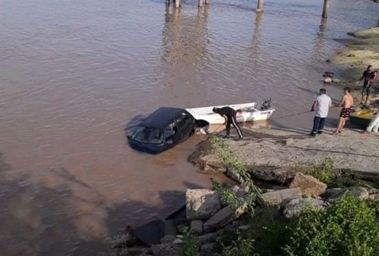 El auto y la lancha adentro del agua (@anytramontini)