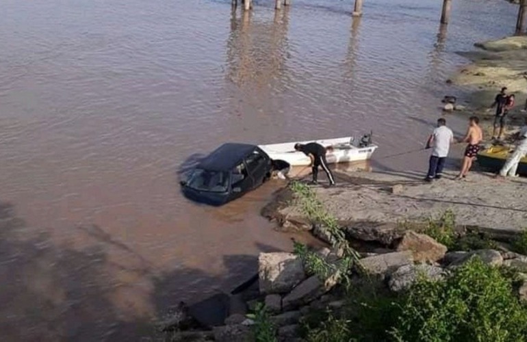 El auto y la lancha adentro del agua (@anytramontini)