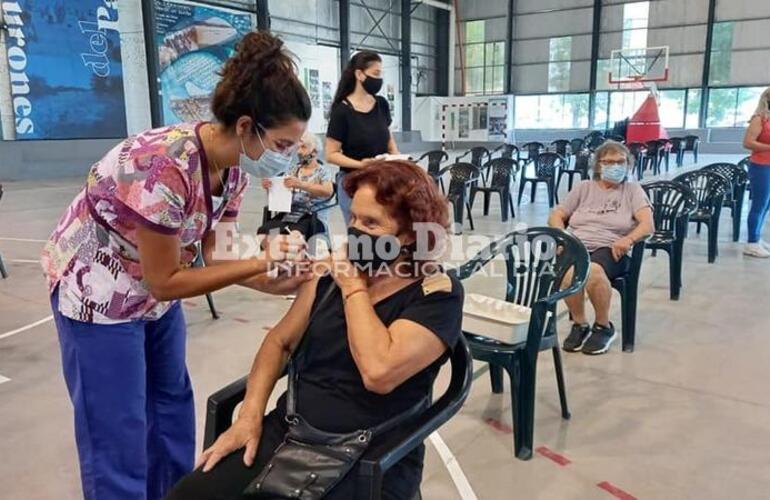 Imagen de Se suspendi&oacute; la vacunaci&oacute;n doble viral al aire libre y se traslad&oacute; al Hospital Samco N&deg;50 y al Centro de Salud Ram&oacute;n Carrillo