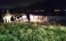 Bomberos Voluntarios de San Lorenzo trabajan en el lugar del accidente en la autopista.