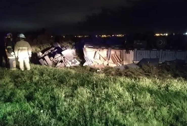 Bomberos Voluntarios de San Lorenzo trabajan en el lugar del accidente en la autopista.