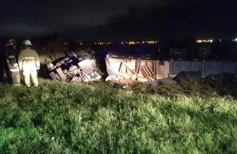 Bomberos Voluntarios de San Lorenzo trabajan en el lugar del accidente en la autopista.