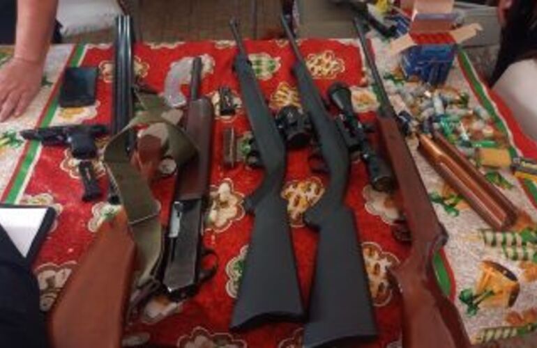 El agresor qued&oacute; detenido y le secuestraron cinco armas de fuego
