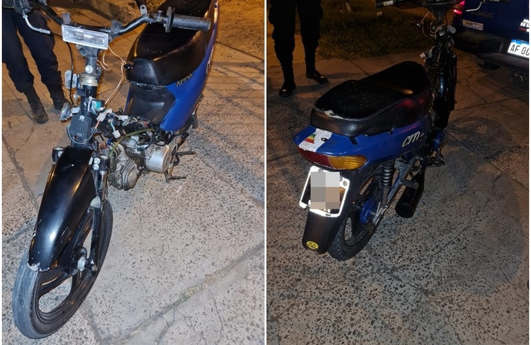 La moto quedó tirada en la calzada.