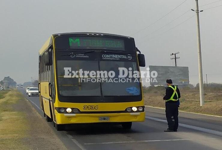 Los pasajeros intentan esperar en la parada de El Cristo para asegurarse un lugar