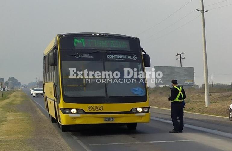 Los pasajeros intentan esperar en la parada de El Cristo para asegurarse un lugar