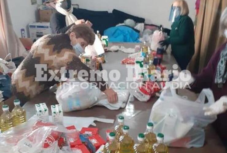 Imagen de Entrega de bolsones y ropa en C&aacute;ritas