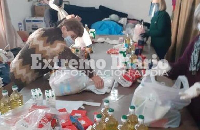 Imagen de Entrega de bolsones y ropa en C&aacute;ritas