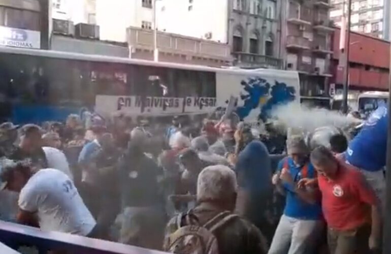 El 16 de marzo veteranos fueron reprimidos por la polic&iacute;a frente a PAMI