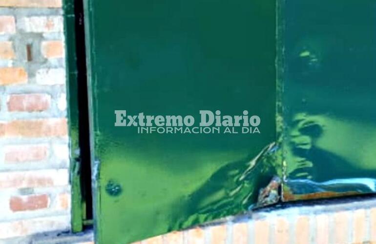 Una de las ventanas de la vivienda estaba violentada