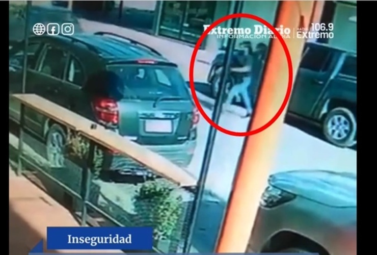 Imagen de Quedó filmada: Una mujer fue la que robó la mochila de adentro de la camioneta