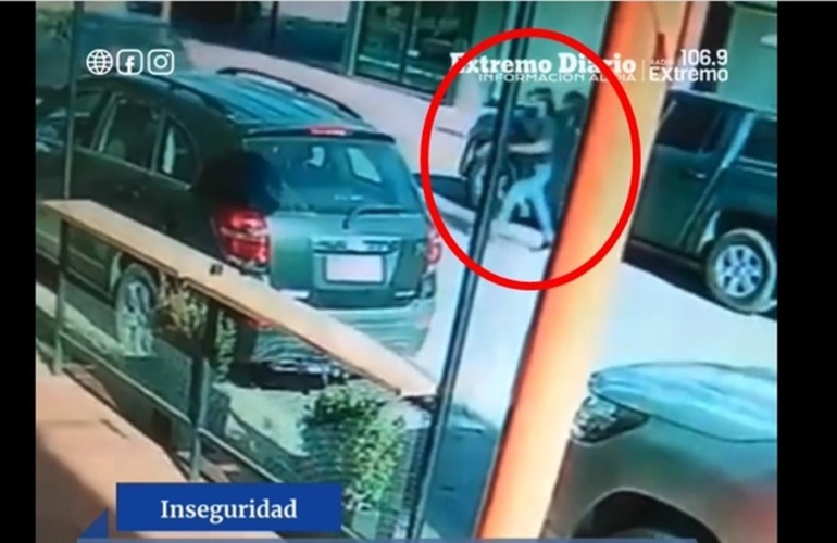 Imagen de Quedó filmada: Una mujer fue la que robó la mochila de adentro de la camioneta