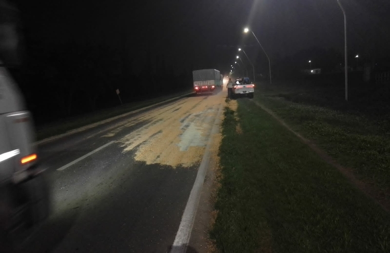 El vehículo de gran porte dejó desparramado el cereal sobre la calzada.