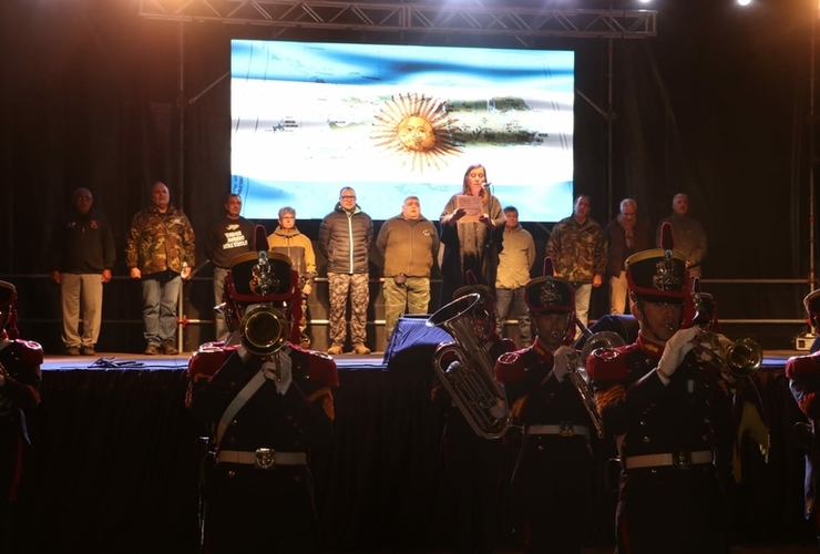 La Fanfarria Militar Alto Perú interpretaron el himno Nacional Argentino con la cantante Ivana Grennon.