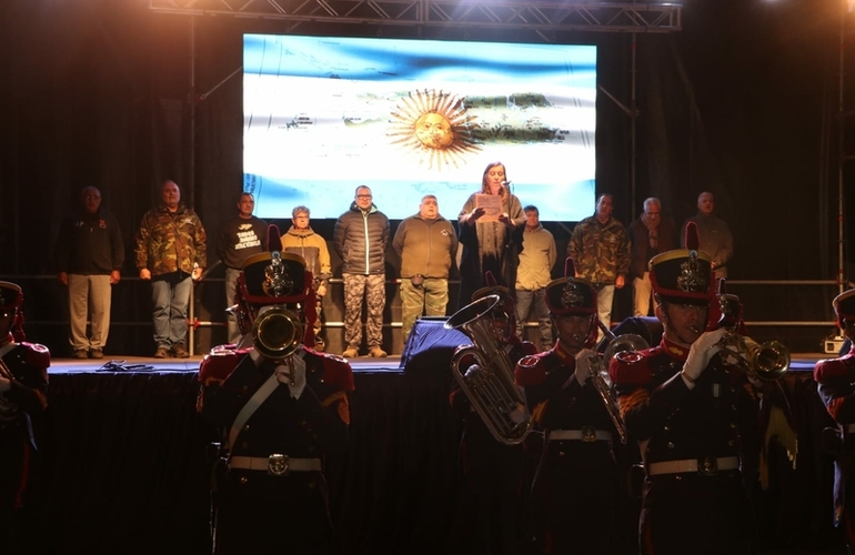 La Fanfarria Militar Alto Perú interpretaron el himno Nacional Argentino con la cantante Ivana Grennon.