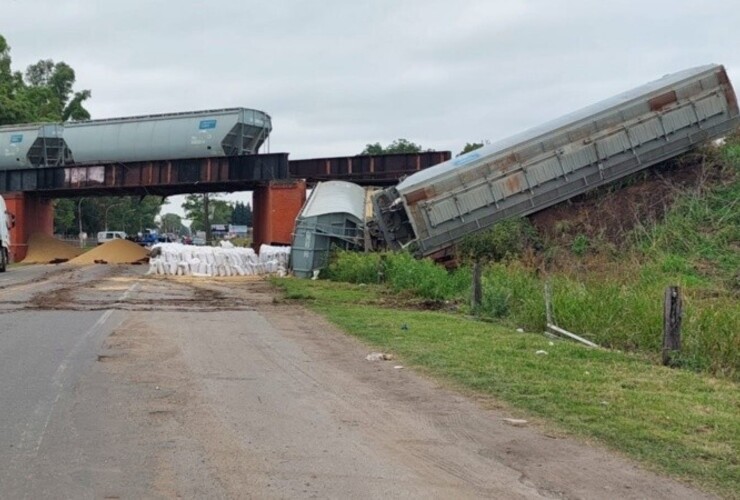 Imagen de Tren descarriló en el puente y cayó en ruta 33: los trabajos mantendrán el corte varios días