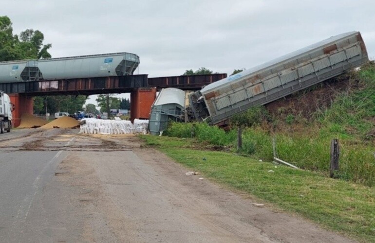 Imagen de Tren descarriló en el puente y cayó en ruta 33: los trabajos mantendrán el corte varios días