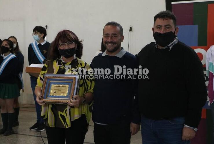 Imagen de La Municipalidad le otorgó una placa conmemorativa a la Escuela Comercial por su 68° Aniversario