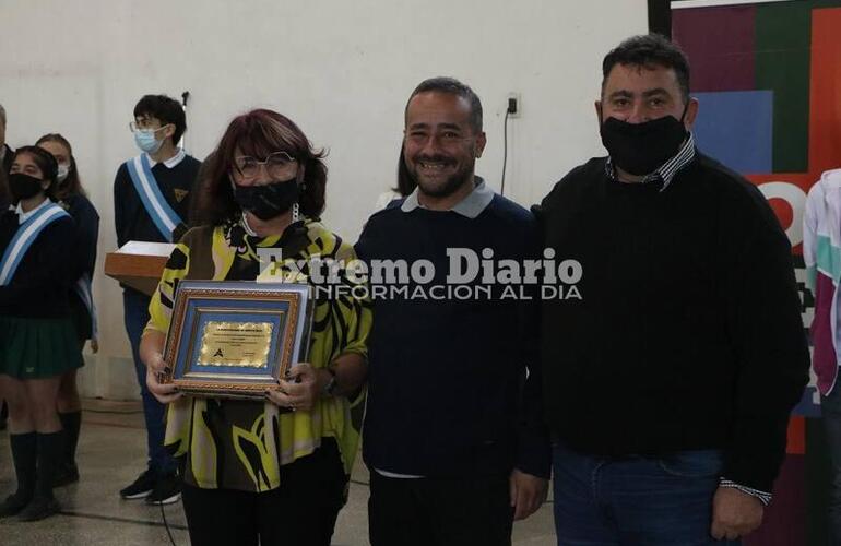 Imagen de La Municipalidad le otorgó una placa conmemorativa a la Escuela Comercial por su 68° Aniversario