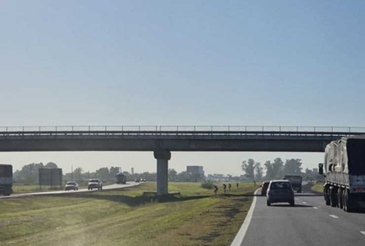 Imagen de El hijo del dueño de Worms y dos amigos fueron asaltados en autopista Rosario - Córdoba