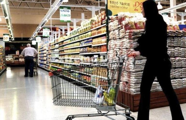 Imagen de El Gobierno, la CGT y la UIA acordaron adelantar paritarias y poner en marcha una canasta alimentaria con m&aacute;s de 50 productos