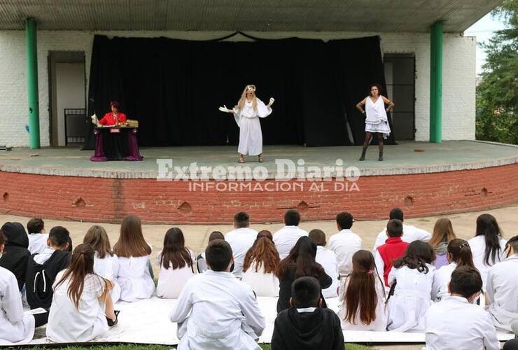 Imagen de �Ant&iacute;gona en Sinton&iacute;a� abri&oacute; la �Marat&oacute;n Teatral Ruta 21� en el Anfiteatro Municipal