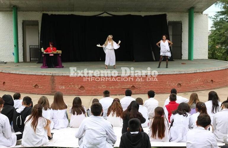 Imagen de Antígona en Sintonía abrió la Maratón Teatral Ruta 21 en el Anfiteatro Municipal