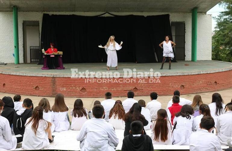 Imagen de �Ant&iacute;gona en Sinton&iacute;a� abri&oacute; la �Marat&oacute;n Teatral Ruta 21� en el Anfiteatro Municipal