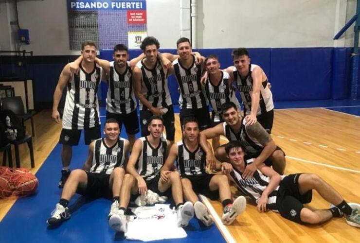 Imagen de 1era División: Unión venció como visitante a Universitario de Rosario 81 a 57 por la fecha 4 del torneo.
