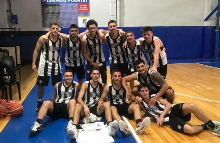 Imagen de 1era División: Unión venció como visitante a Universitario de Rosario 81 a 57 por la fecha 4 del torneo.
