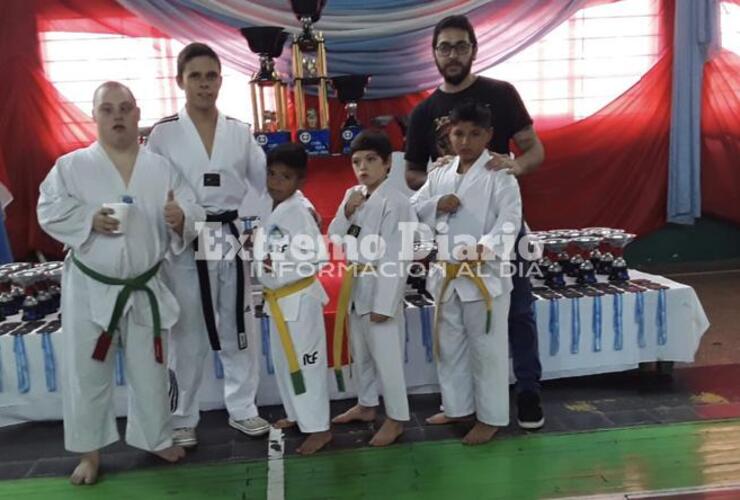 Imagen de Alumnos de la Academia de Taekwondo Arroyo Seco, obtuvieron podios y medallas en la Copa Puma en Santa Fe.
