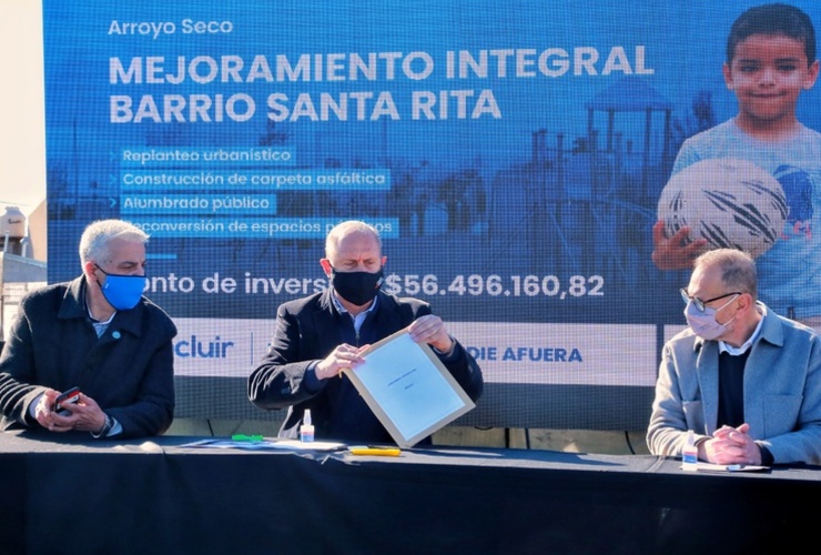 Agosto 2021. Perotti junto a Esper en la apertura de sobres de la licitación para las obras de mejoras en el Santa Rita
