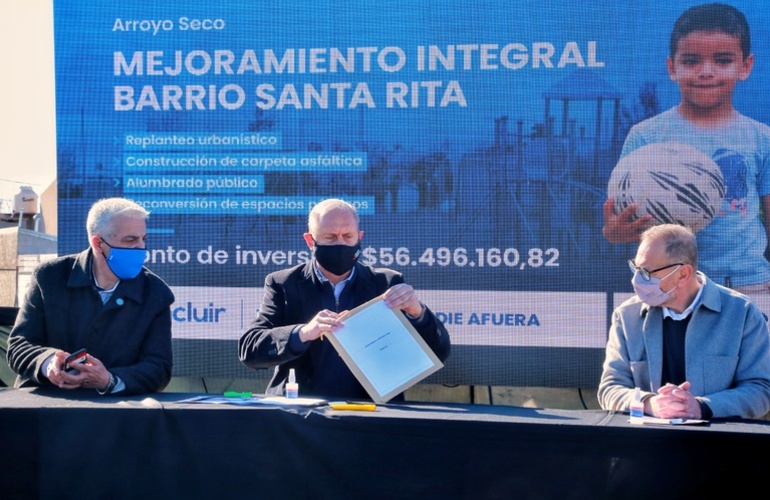 Agosto 2021. Perotti junto a Esper en la apertura de sobres de la licitaci&oacute;n para las obras de mejoras en el Santa Rita