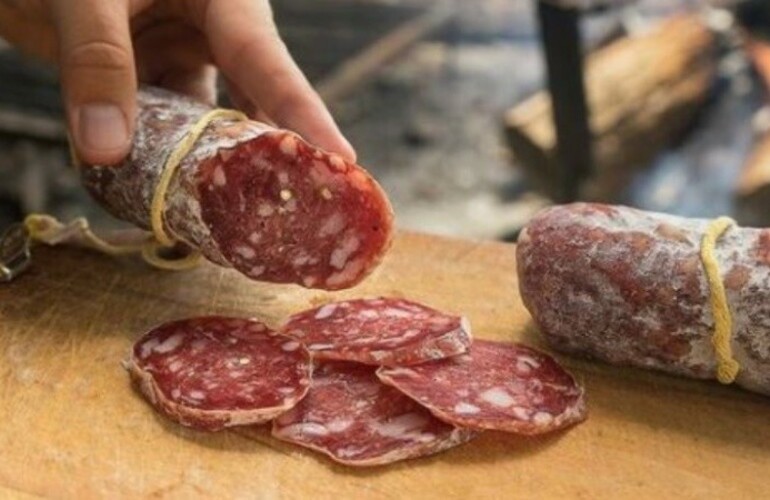 Las personas se contagian "de modo accidental, por la ingestión de carne o derivados".