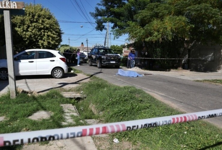 El cuerpo de Kevin tendido en medio de la calle. (Foto: Alan Monzón/Rosario3)