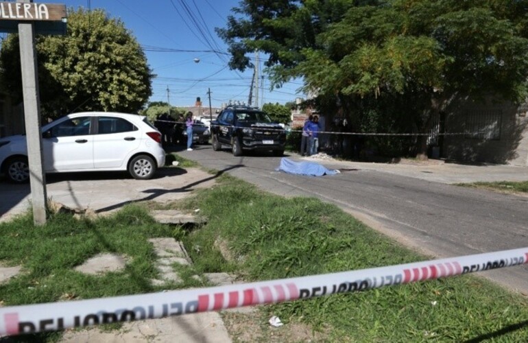 El cuerpo de Kevin tendido en medio de la calle. (Foto: Alan Monzón/Rosario3)