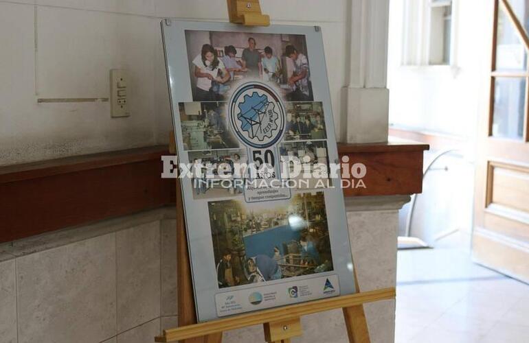 Imagen de Comenzó la muestra itinerante por el 50° aniversario de la Escuela Técnica N°450