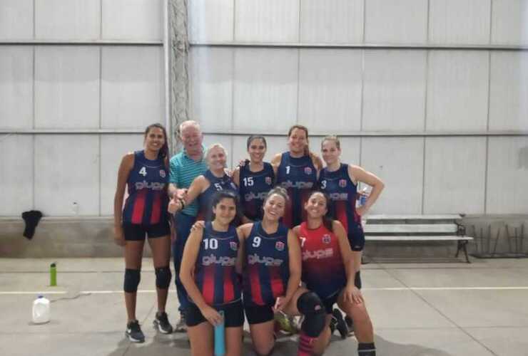 Imagen de El equipo de Maxi Voley Femenino de Talleres, perdió 3 a 0 de visitante ante Zazpi de Rosario por la fecha 5.